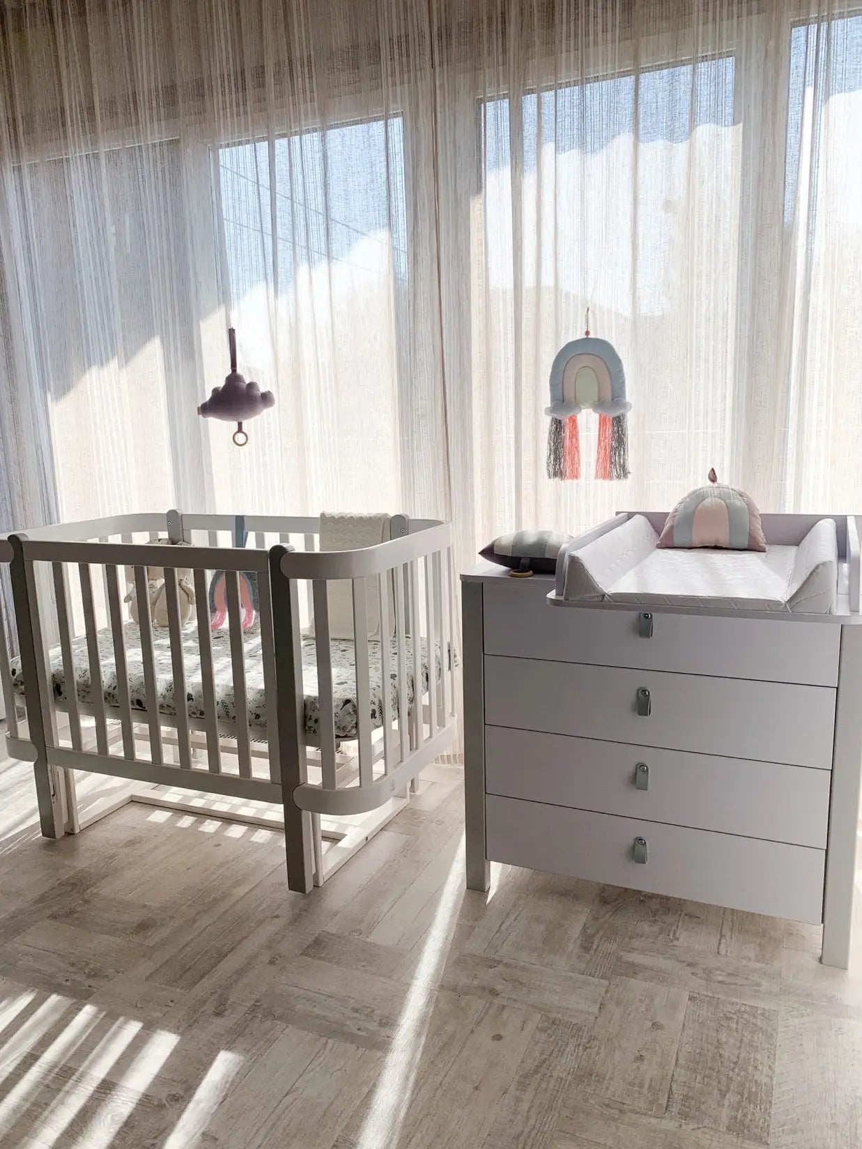 Veres Monaco 900 Kinderkommode (90 cm) alongside a baby crib in a bright nursery setting.