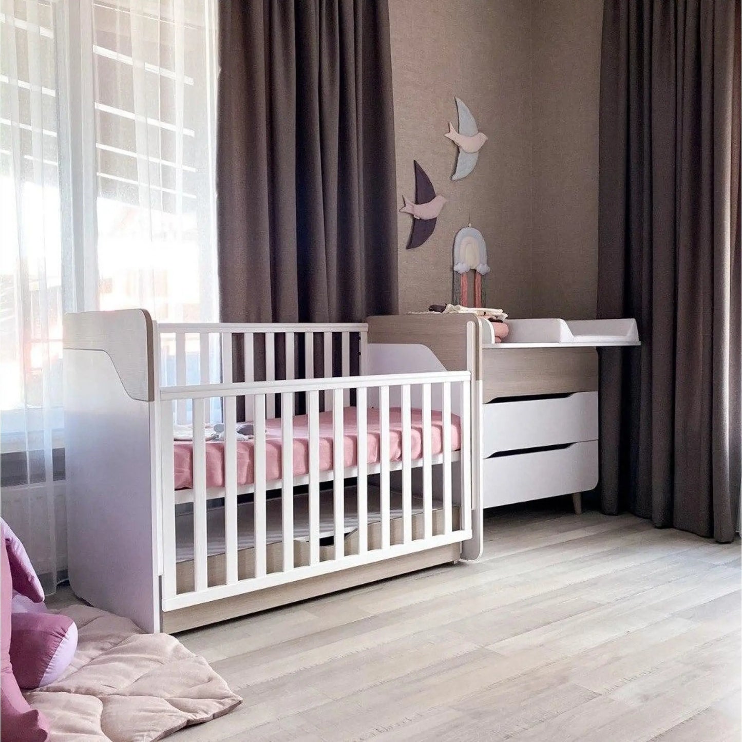 Veres Sydney Babybett mit beweglicher Seitenwand im Kinderzimmer – Babybett im Interieur eines modernen Kinderzimmers mit praktischer Funktionalität.
