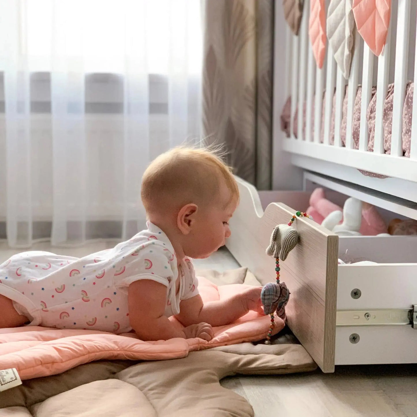 Veres Sydney Babybett mit beweglicher Seitenwand im Kinderzimmer – Babybett in Weiß und Cappuccino im warmen, modernen Kinderzimmer.