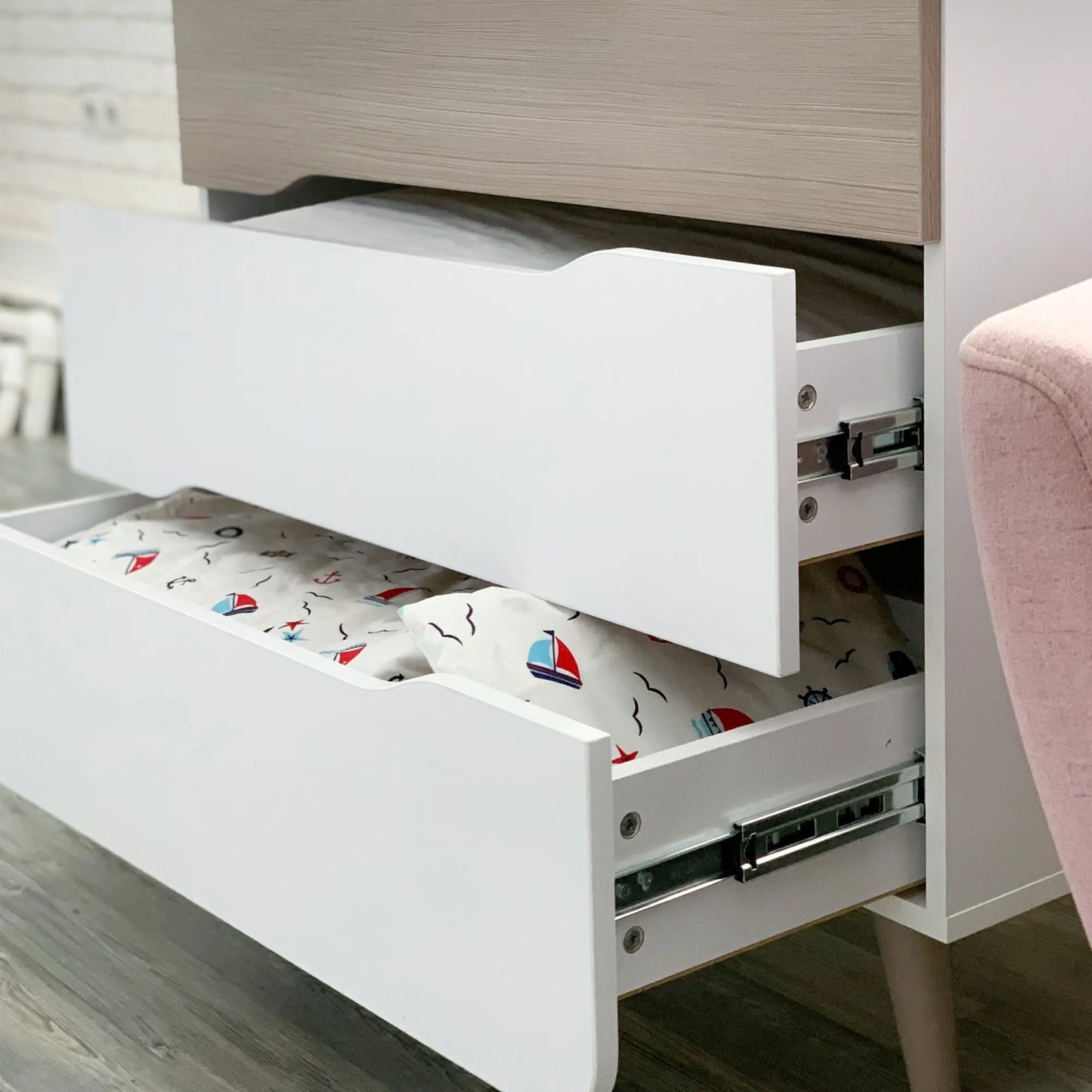 Veres Sydney 900 Kinderkommode im Kinderzimmer – eleganter Look für ein modernes und praktisches Kinderzimmer.