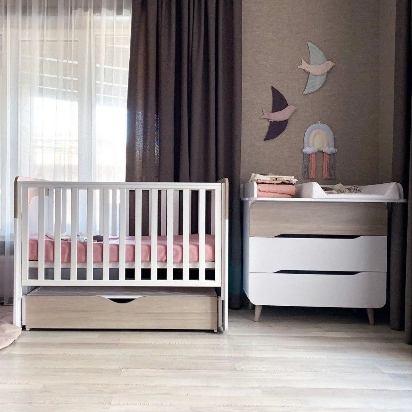 Veres Sydney 900 Kinderkommode neben Babybett aus der gleichen Kollektion – Kommode und Babybett aus der Veres Sydney Kollektion im gleichen Design, perfekt abgestimmt für das Kinderzimmer.