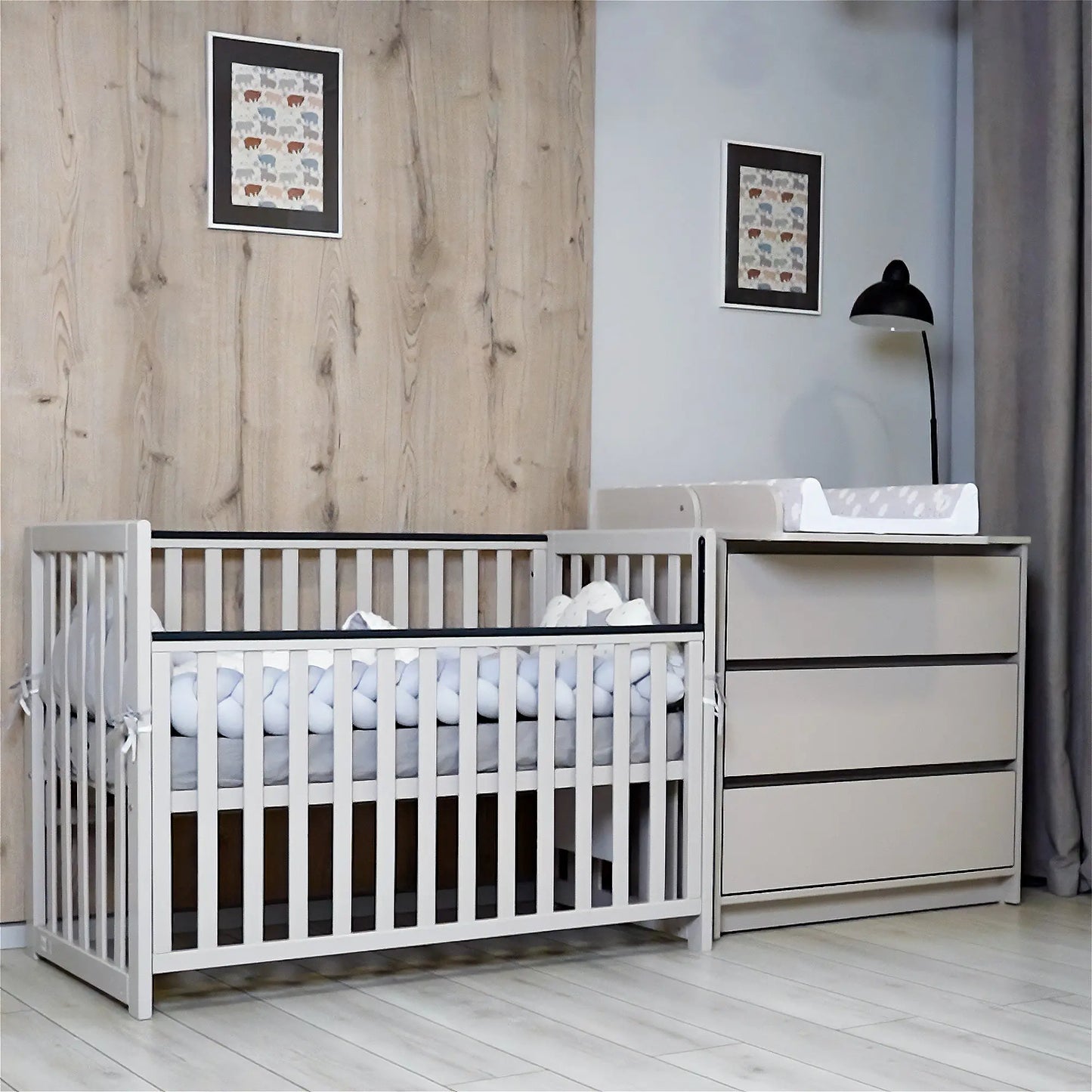 Kommode Veres Bern 900 im modernen Kinderzimmer mit Spielbereich – funktionale Kommode, die sich gut in das Raumdesign integriert.