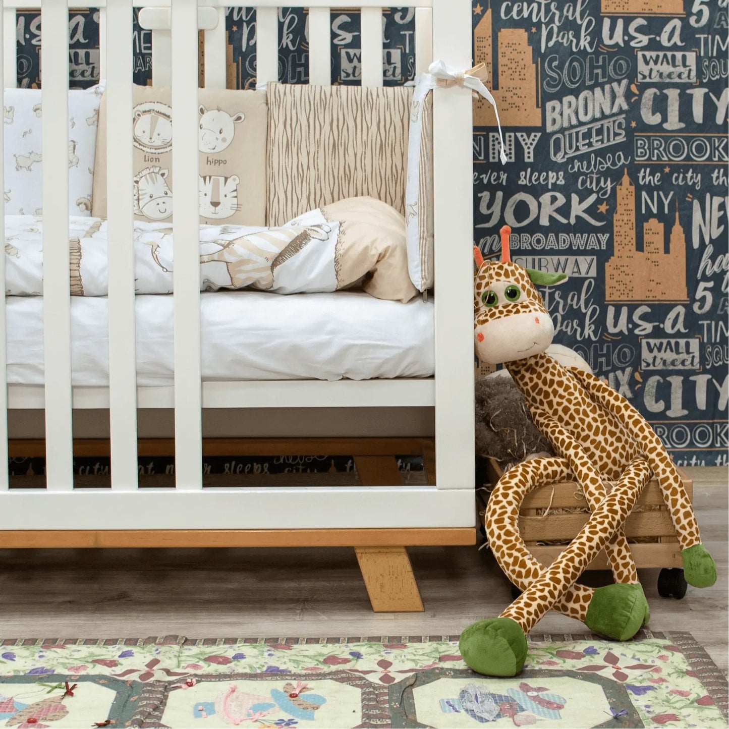 Veres Manhattan Babybett 120x60 cm in Weiß Natur, stilvoll in einem gemütlichen Babyzimmer präsentiert. Das natürliche Design sorgt für eine warme und beruhigende Atmosphäre.