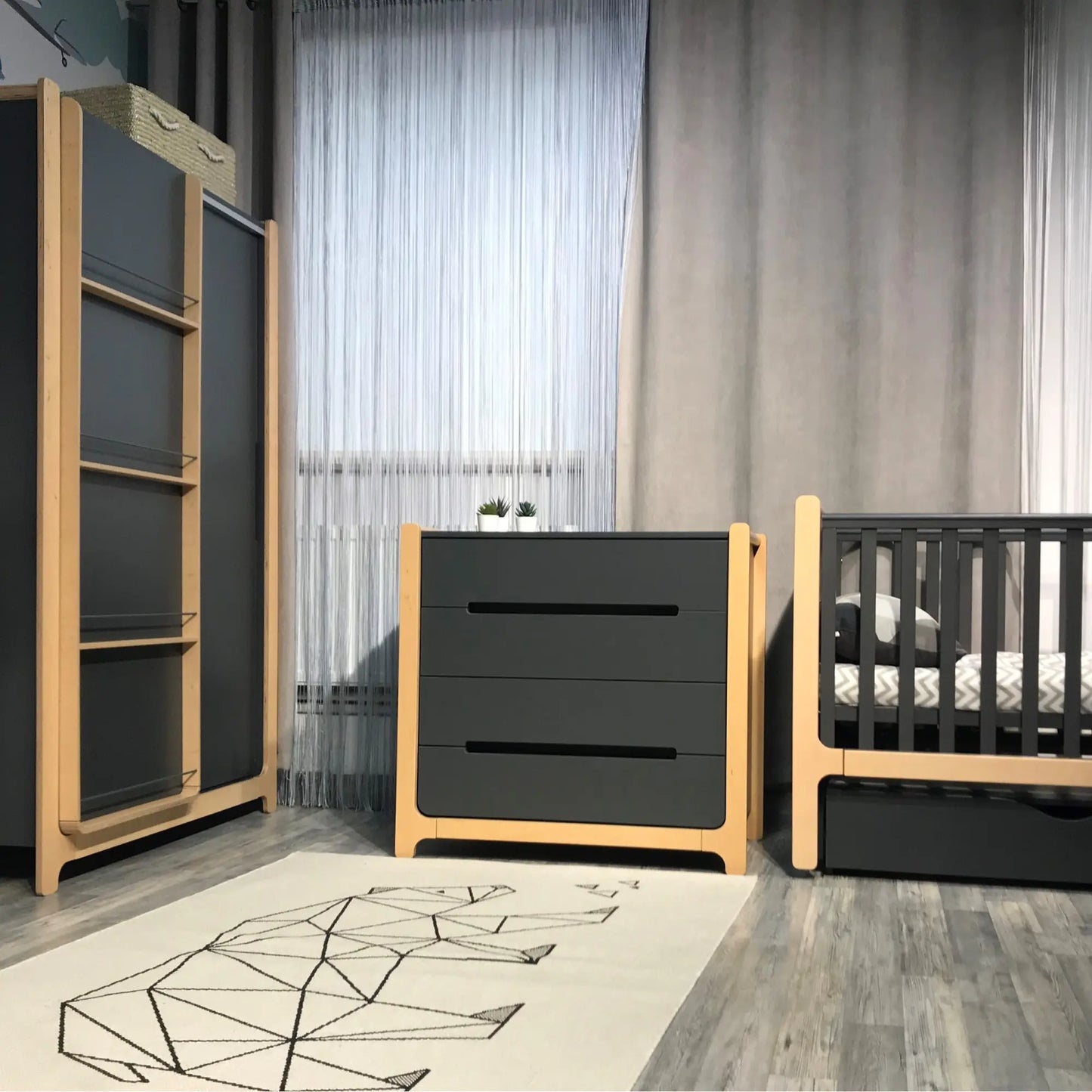 Veres Nice Kollektion in Anthrazit – Die komplette Veres Nice Kollektion in Anthrazit, bestehend aus Babybett für Neugeborene, Kommode und Schrank, für ein modernes Kinderzimmer.
