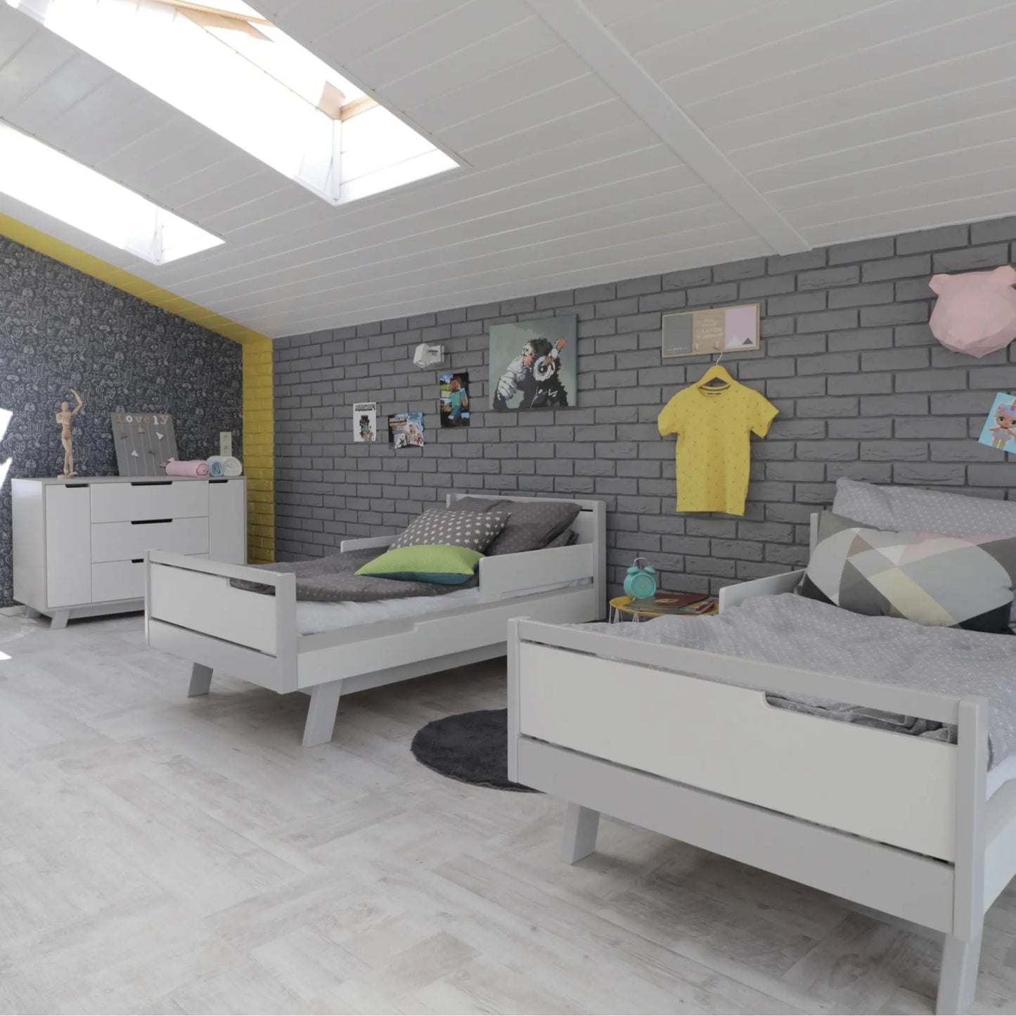 Veres Manhattan 160 Jugendbett in Weiß Natur im stilvollen Kinderzimmer-Interieur. Das Bett fügt sich perfekt in die Raumgestaltung ein und sorgt für eine gemütliche Atmosphäre.