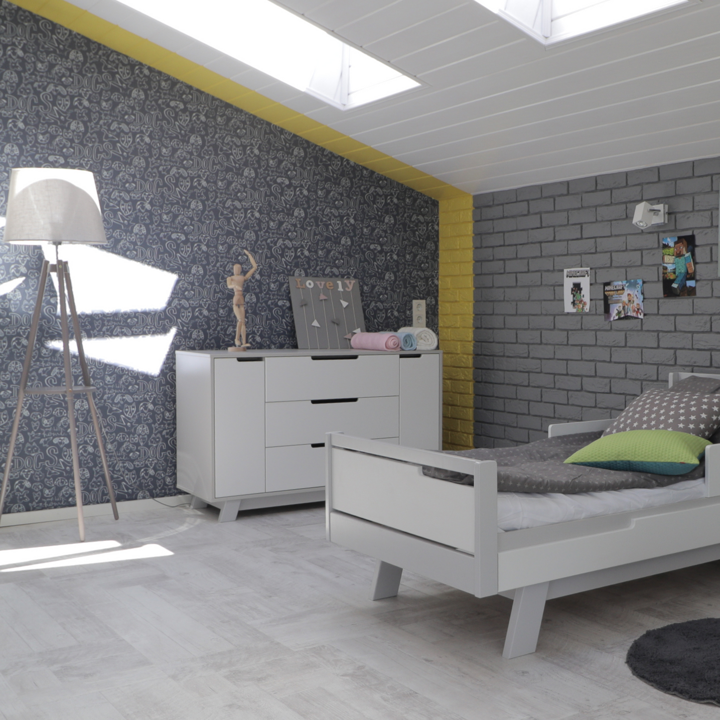 Veres Manhattan 1200 Kinderkommode in Weiß Grau, kombiniert mit skandinavischen Designelementen in einem hellen Kinderzimmer