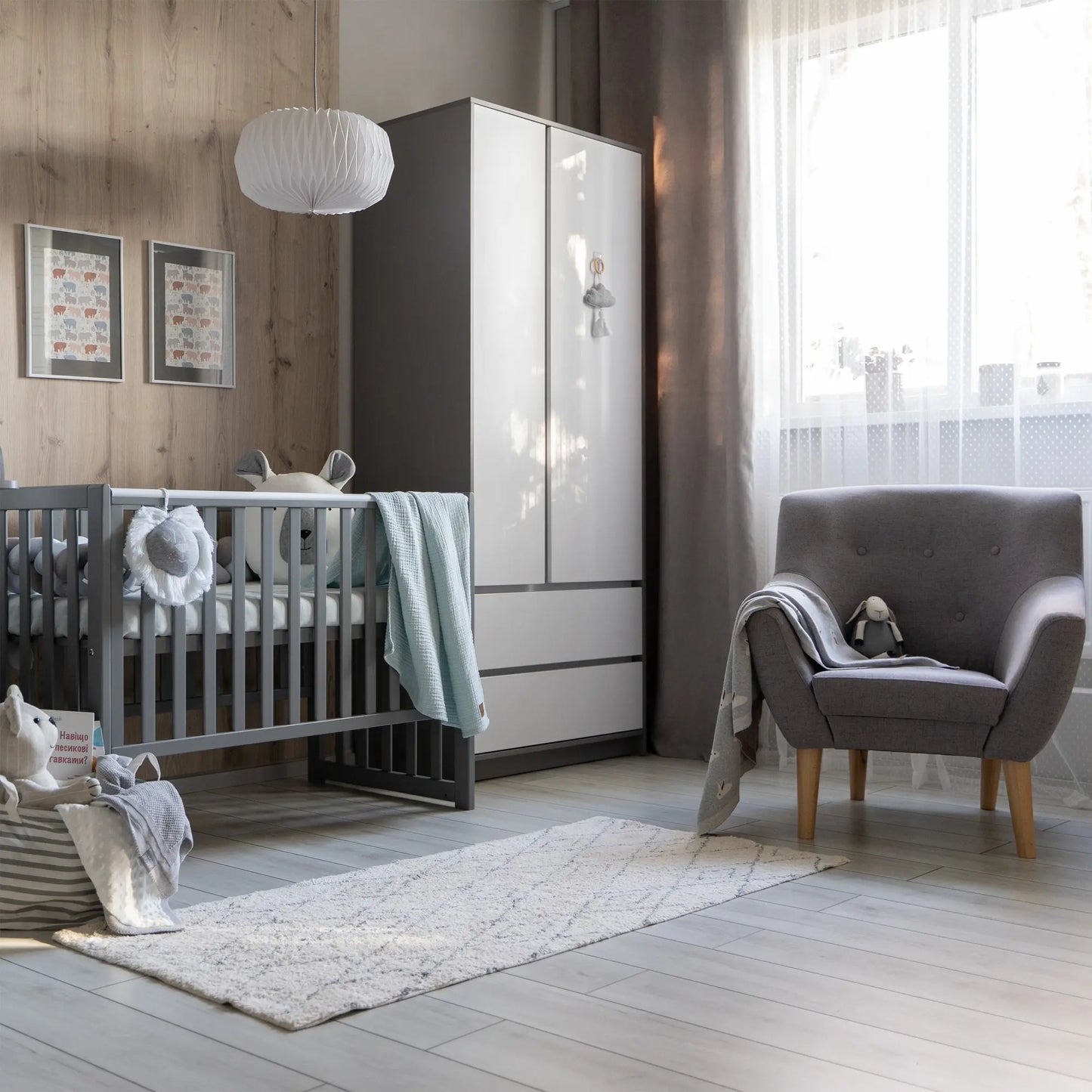 Veres Bern 900 Schrank mit Schubladen, zweitürig (90 x 50,3 x 207,1 cm) im stilvollen Kinderzimmer.