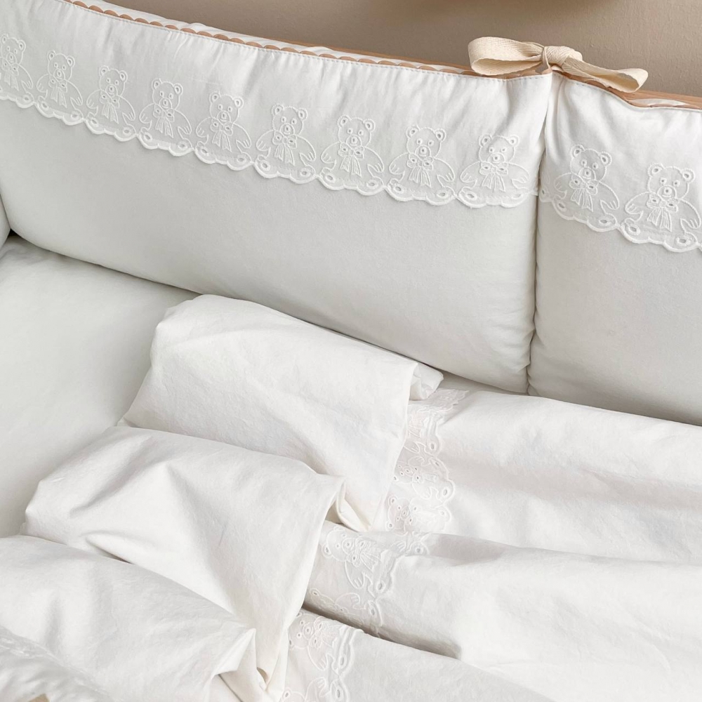 Bettwäsche-Set in Milchweiß, passend zum minimalistischen Design des Babybettes im modernen Interieur.