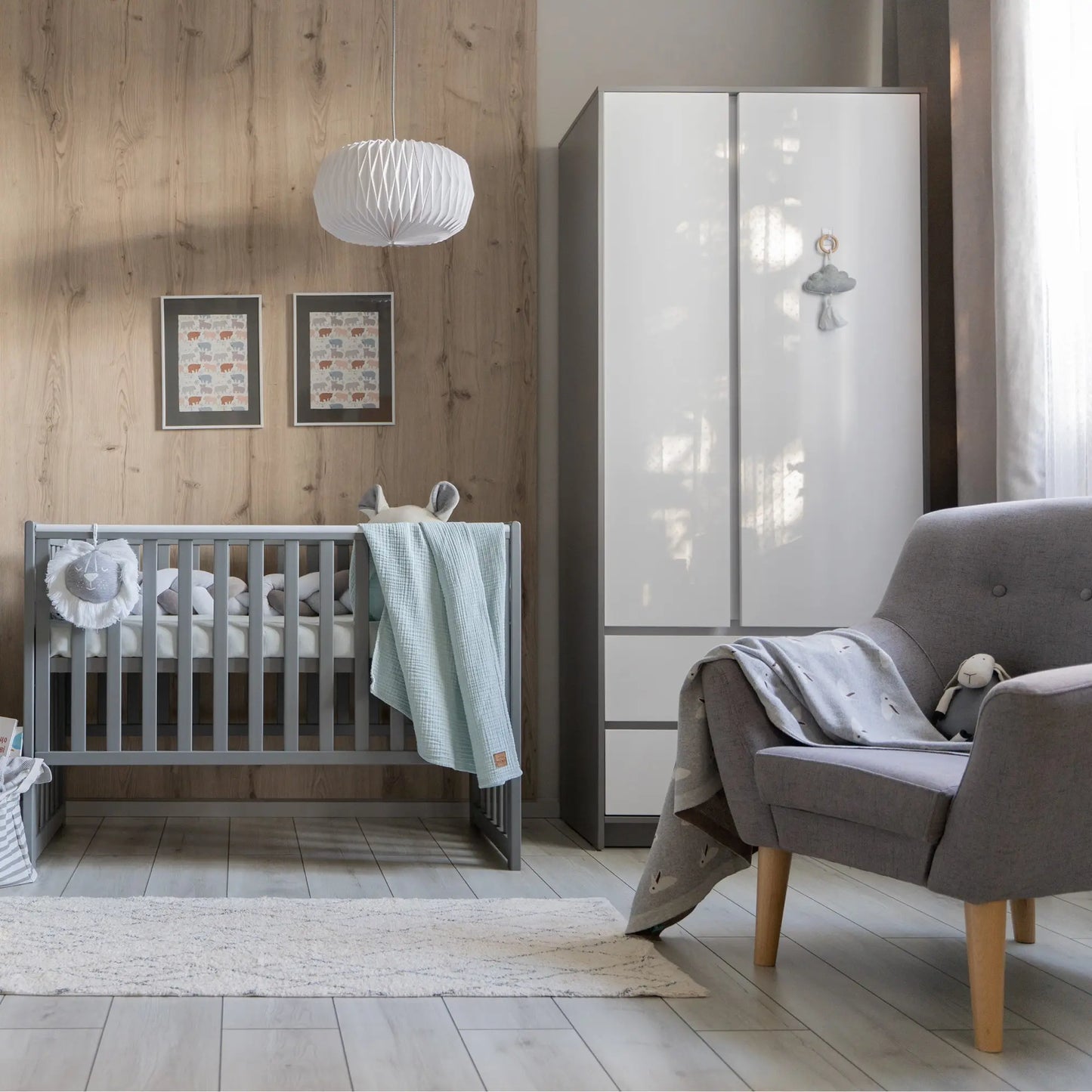 Veres Bern 900 Schrank mit Schubladen, zweitürig (90 x 50,3 x 207,1 cm) in einem modernen Kinderzimmer.