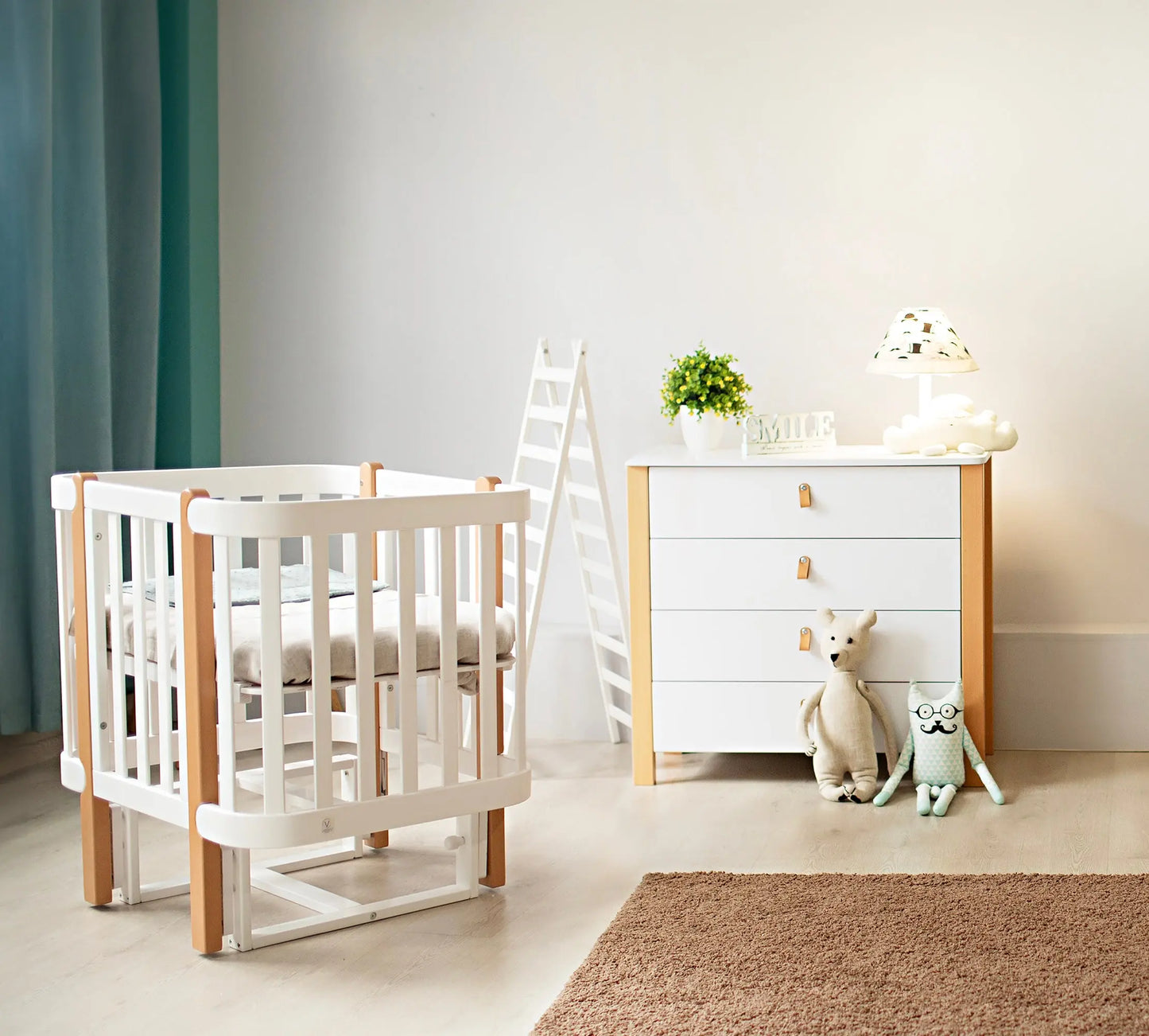 Veres Monaco 900 Kinderkommode (90 cm) in modernem Kinderzimmer mit Babybett und Dekoration.
