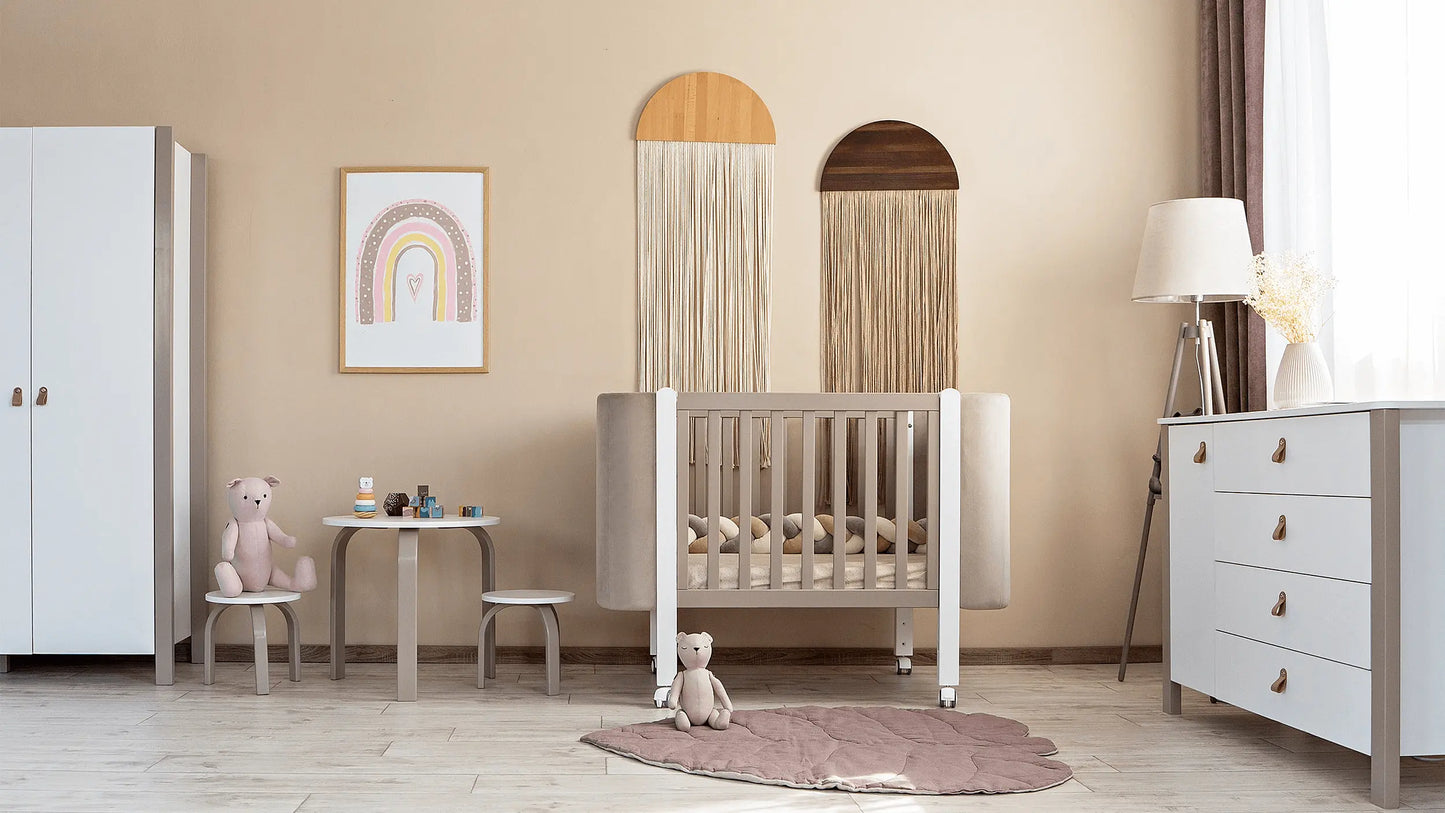 Veres Monaco Velour Babybett 120x60 cm in Weiß Cappuccino – luxuriöses Gitterbett im stilvollen Kinderzimmer