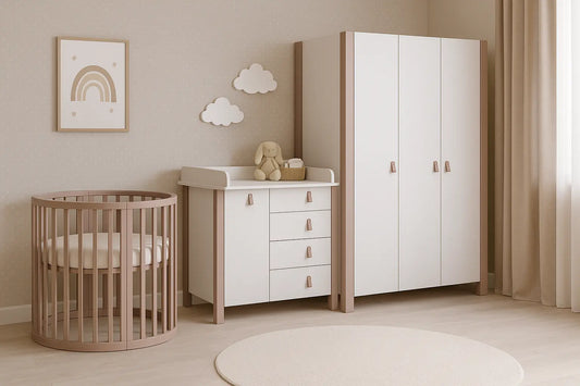 Modernes Kinderzimmer mit Veres Möbeln: Babybett, Kommode und Kleiderschrank in Weiß-Beige-Tönen