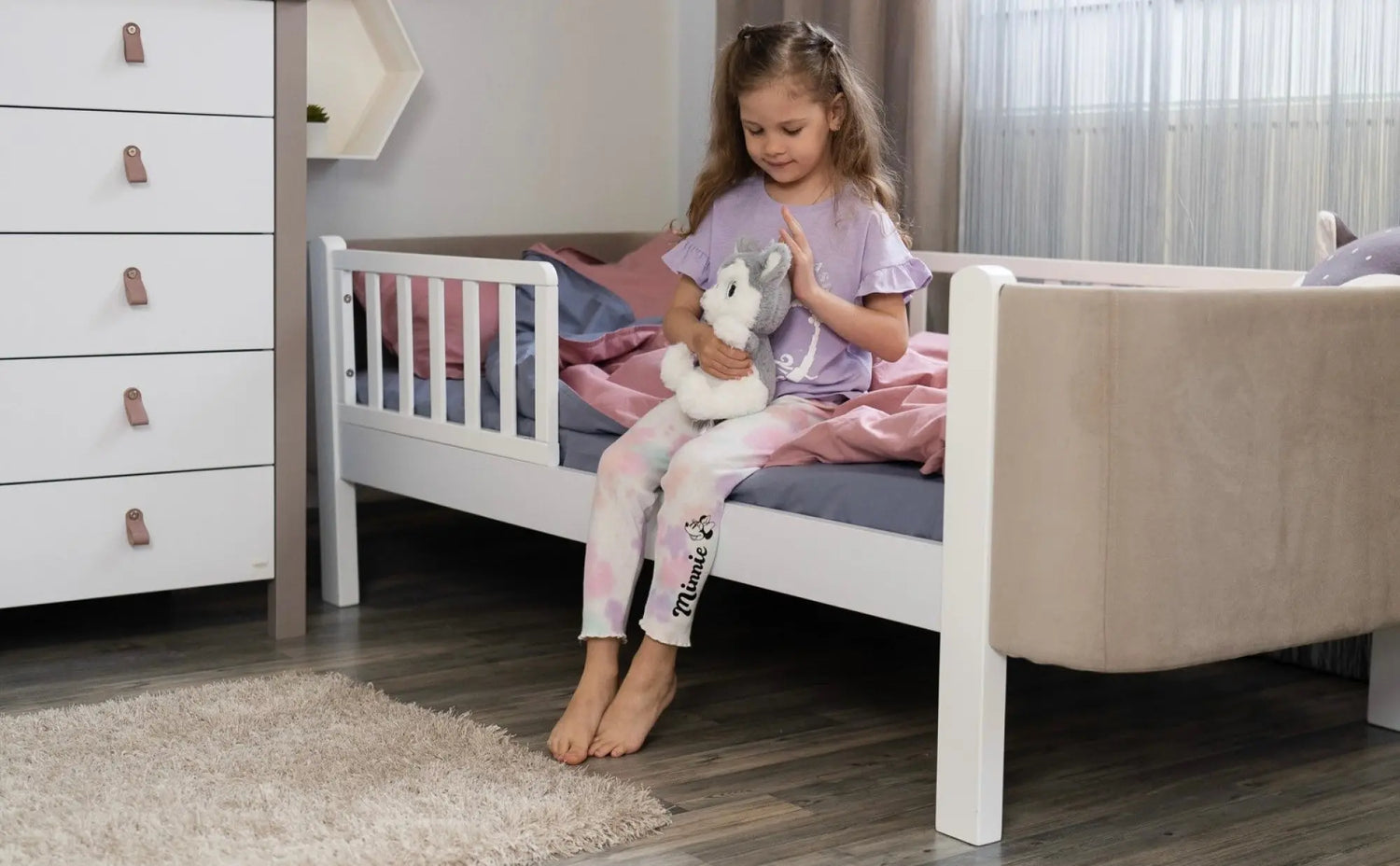Moderne und funktionale Jugendbetten von Veres, ideal für das Jugendzimmer mit eleganten Details und sicheren Materialien.