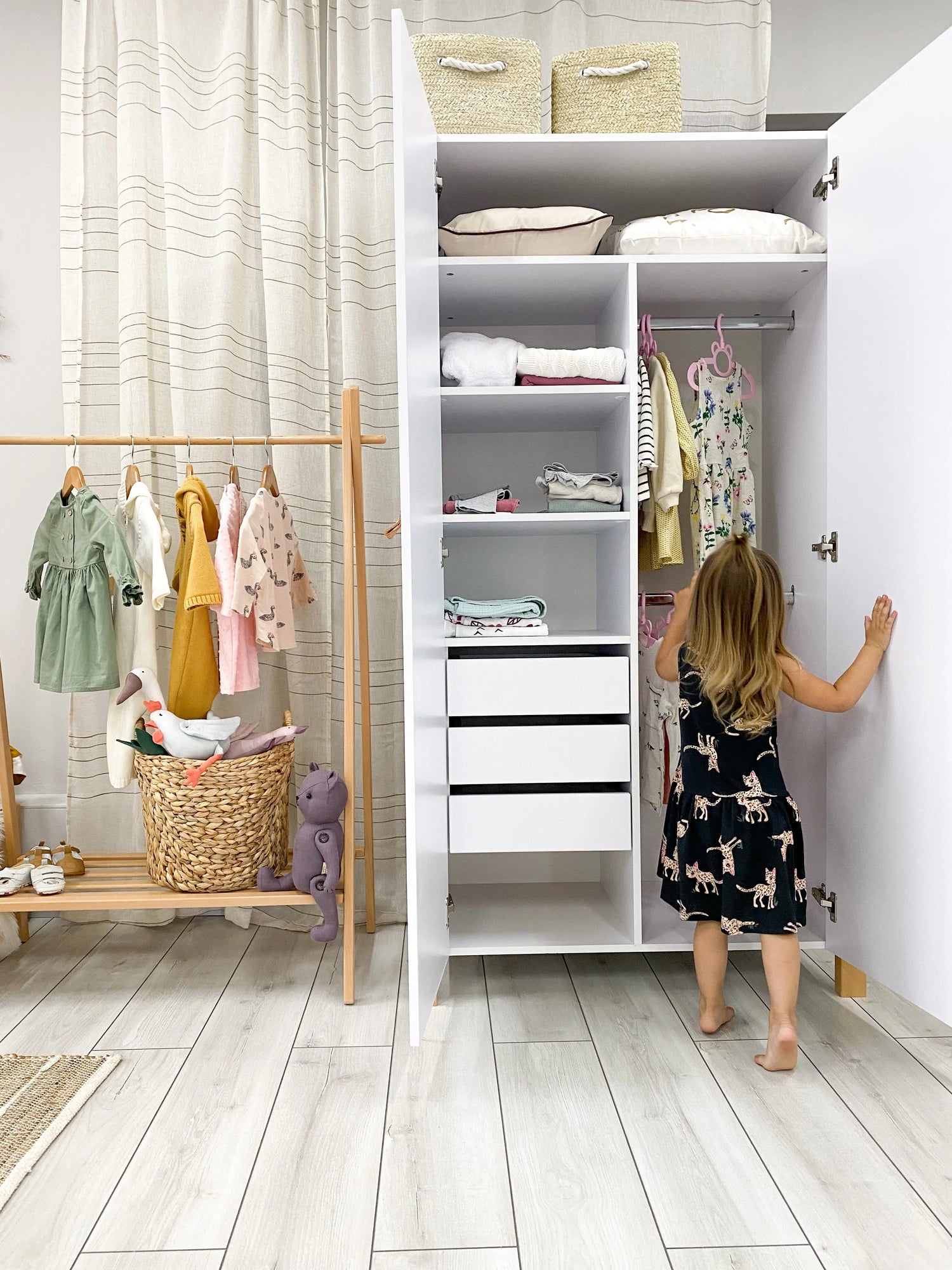 Veres Schränke: Funktionale und stilvolle Schränke für das Kinderzimmer, die großzügigen Stauraum und eine ordentliche Aufbewahrungslösung bieten