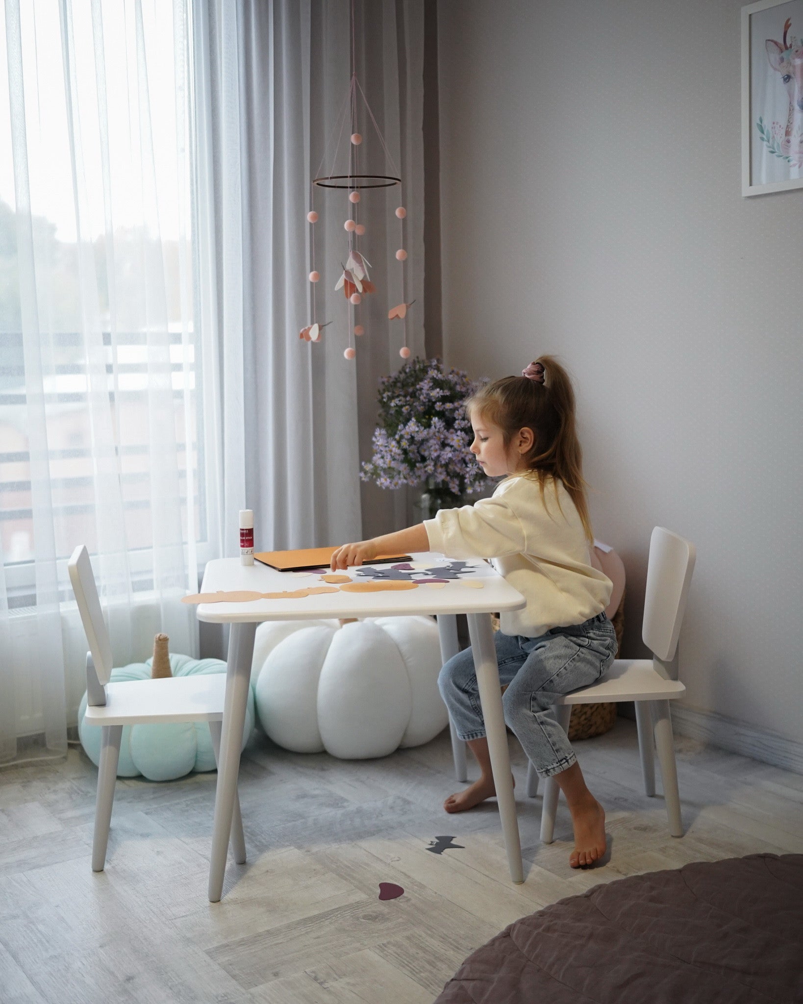 Kindermöbel-Set Veres New York im stilvollen Interieur – ein hochwertiges Set für Spiel, Lernen und Kreativität