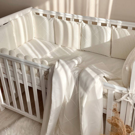 Stilvolle und sichere Gestaltung des Babybettwäsche-Sets in Milchweiß für einen ruhigen Schlaf Ihres Babys.