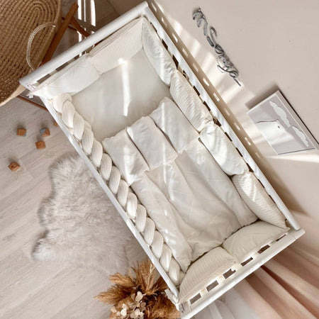 Babybettwäsche-Set in Milchweiß, stilvoll arrangiert im Babybett (120x60 cm) – für eine gemütliche und harmonische Schlafumgebung