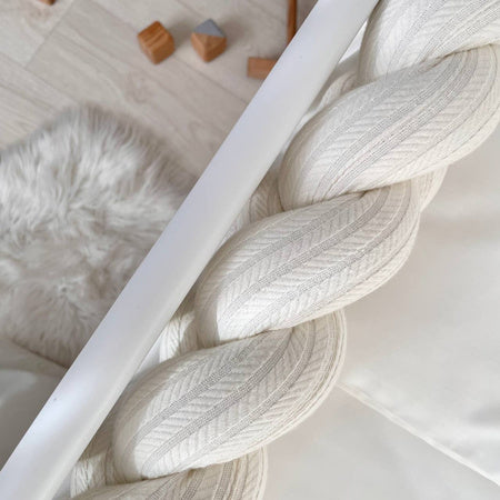Weiche und stilvolle Bettumrandung in Zopfdesign (120 cm) aus Velourstoff – schützt Ihr Baby und verleiht dem Babybett eine elegante Optik