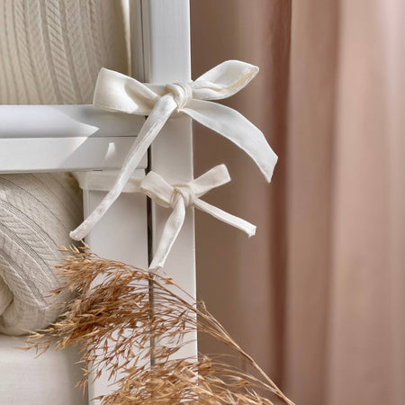 Elegantes Babybett mit komplettem Bettwäsche-Set in einem modernen Interieur – Komfort und Stil für das Kinderzimmer