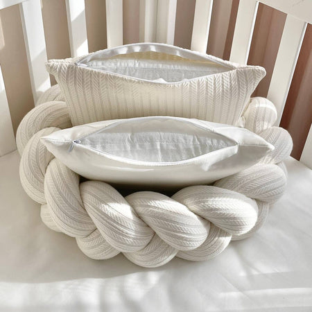 Geflochtener Bettkantenschutz aus Velourstoff – sanfter Schutz vor harten Bettkanten und eine dekorative Ergänzung für das Babybett
