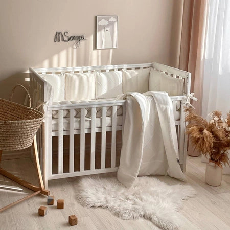 Babybettwäsche-Set 6 für 120x60 cm in der Farbe Milchweiß, bestehend aus Bettdeckenbezug, Bettdecke, Kissen, Kissenbezug, Spannbetttuch und Bettumrandung
