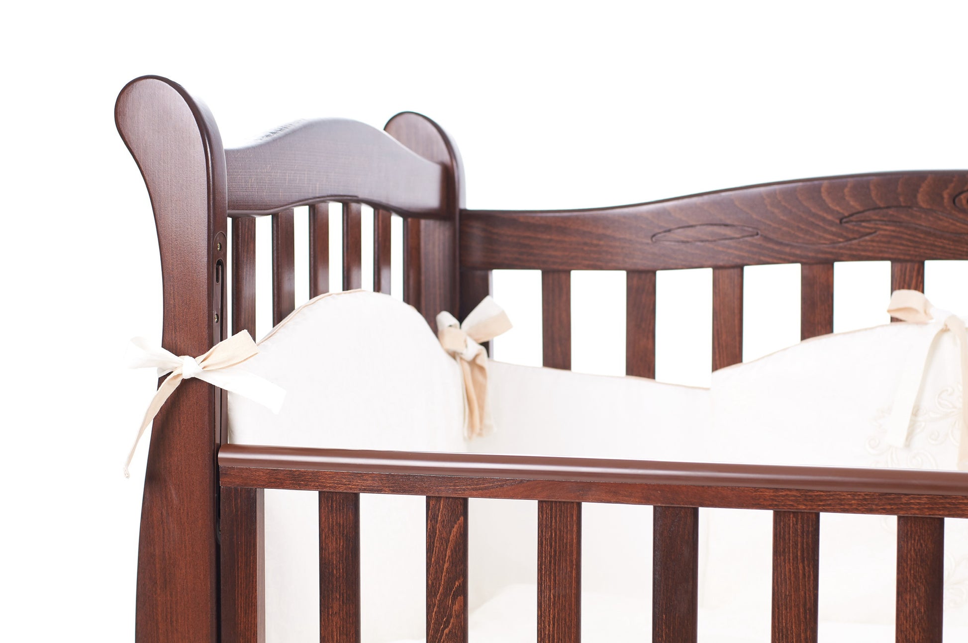 Veres LD15 Babybett (120x60 cm) Klassisches Modell aus Holz mit eleganten Holzdetails und sicherem Befestigungssystem.